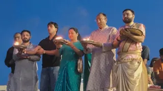 दशाश्वमेध घाट पर गंगा आरती करती दिल्ली की मुख्यमंत्री रेखा गुप्ता