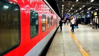 कोडरमा स्टेशन पर संपर्क क्रांति एक्सप्रेस में चढ़ते समय लाखों के जेवर चोरी।
