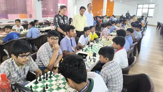 जिला शतरंज एसोसिएशन की ओर से आयोजित प्रतियोगिता में प्रतिभाग करते खिलाड़ी। सौ. आयोजक