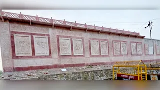 मोरी गेट के निकट स्वार मार्ग पर बनाई गई महापुरुषों की प्रतिमाएं। जागरण