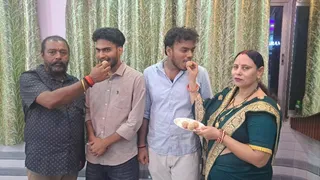 हर्षित और आदित्य को मिठाई खिलाते स्वजन। जागरण