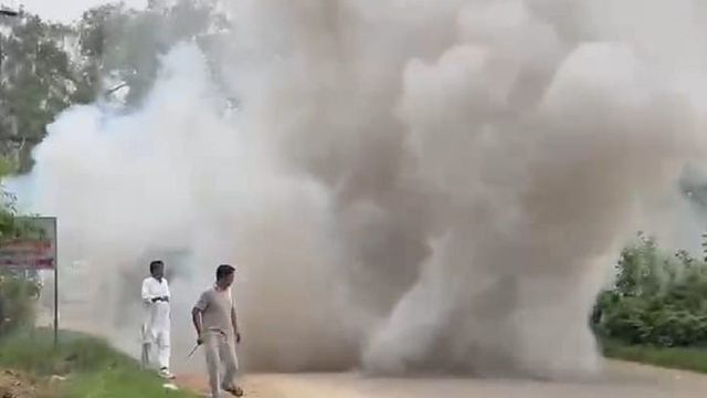 बसपा नेता की कार से अचानक उठने लगा धुआं, सूझबूझ से बची जान; दूसरी  कार से लपटें निकलने पर मची अफरातफरी 
