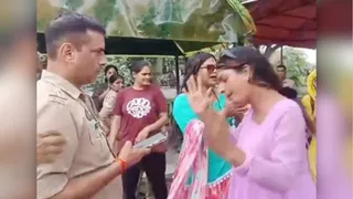 हजरत नगर थाने में पुलिस के सामने हंगामा करती किन्नर। फोटो इंटरनेट मीडिया
