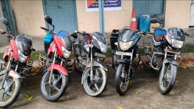 बिहार में नेपाली शराब की तस्करी का भंडाभोड़: 1080 बोतल के साथ चोरी की 5 बाइक जब्त, फरार आरोपियों की तलाश तेज
