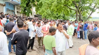 अंतिम दर्शन के लिए आये ग्रामीण। फोटो जागरण