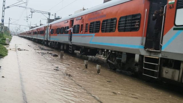 असम में आई बाढ़ ने थामी ट्रेनों की रफ्तार, किशनगंज स्टेशन पर देरी से पहुंची कई गाड़ियां 
