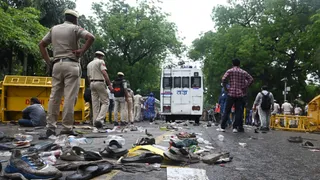 संसद मार्ग पर प्रदर्शनकारियों को हटाने के दौरान सड़क पर फैले पड़े जूते-चप्पल। हरीश कुमार
