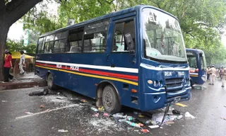 उग्र प्रदर्शनकारियों ने पुलिस की गाड़ी में की जमकर तोड़फोड़।