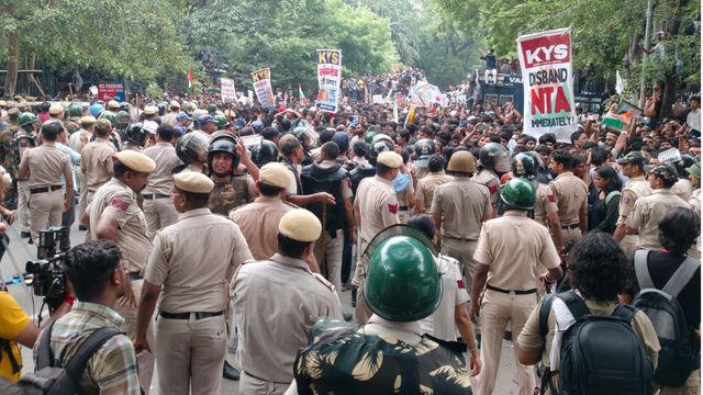 जंतर-मंतर से संसद तक बवाल, दिल्ली पुलिस को सड़क के साथ सोशल मीडिया पर भी लड़नी पड़ी जंग; पढ़ें Inside Story