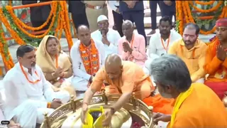 लोधेश्वर महादेव मंदिर में पूजन करते सीएम योगी आदित्यनाथ