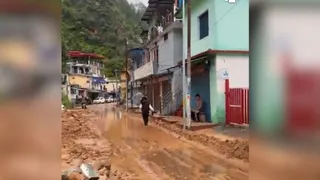 नारायणबगड़ में पहाड़ी से आए गदेरे से ग्वालदम राजमार्ग दलदल में तब्दील हो गया, जबकि आधा दर्जन दुकानों मे मलबा घुस गया। फोटो- जयवीर सिह