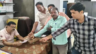 कार्यपालक अभियंता को ज्ञापन सौंपते ठेकेदार। (फोटो जागरण)