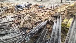 नगला पुढ़ियार में गिरा हुआ टिनशेड, इसके नीचे दबने से महिला की मौत हो गई।
