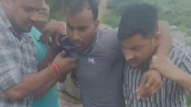 मध्यप्रदेश का इनामी फिरोजाबाद में हुई मुठभेड़ में गिरफ्तार,  25 हजार का है इनाम; दोनों पैर में लगी गोली