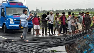 गोड्डा-महागामा फोरेलन पर सड़क दुर्घटना के बाद जुटे लोग। (फोटो जागरण)