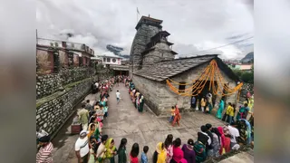 सावन के पहले सोमवार पर गोपेश्वर के गोपीनाथ मंदिर में जलाभिषेक के लिए उमड़ी भक्तों की भीड़। जागरण