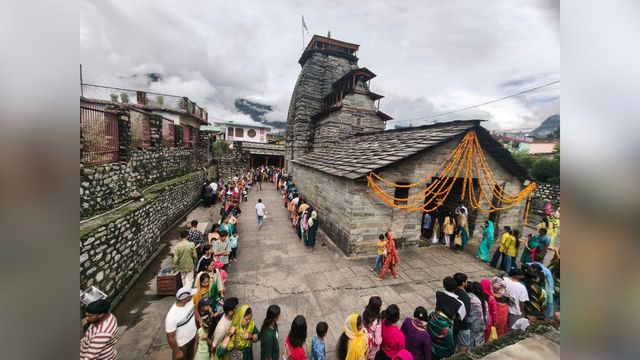 चमोली के शिवालयों में उमड़ी श्रद्धालुओं की भीड़, गोपीनाथ और बैराशकुंड महादेव में लगीं लंबी कतारें

