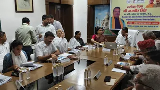 सर्किट हाउस में बैठक करते पर्यटन मंत्री जयवीर सिंह।