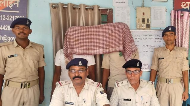 10 लाख में वर्दी का सौदा! कटिहार में सिपाही भर्ती सेटिंग गैंग का पर्दाफाश, ब्लैंक चेक के साथ 2 अरेस्ट
