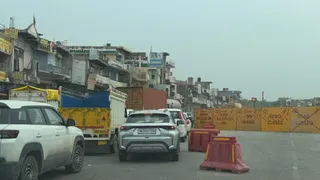 दिल्ली-जयपुर हाईवे पर दिल्ली से जयपुर साइड को किया गया बंद। जागरण