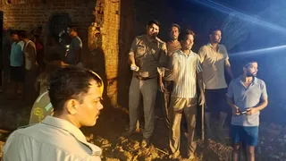 मुजफ्फरनगर के गांव हबीबपुर में मकान की छत गिरने से मलबे में दबे लोगों को तलाश करती पुलिस व ग्रामीण। जागरण
