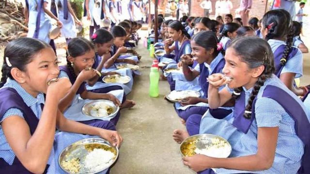 Mid-Day Meal में लापरवाही पर बड़ा एक्शन, बोकारो के 65 सरकारी स्कूलों के शिक्षकों का एक दिन का वेतन रोका
