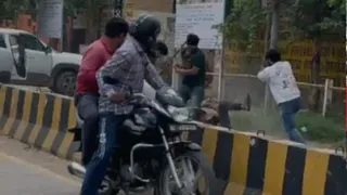 दो सगे भाइयों पर कुछ युवकों ने हमला कर दिया।