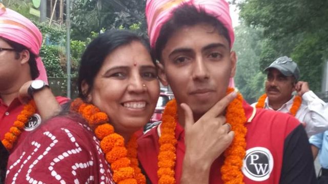 सब्जी बेचने वाली मां के बेटे ने NEET में गाड़े झंडे, चमोली के अनुराग ने दोबारा परीक्षा दे हासिल किए 655 अंक
