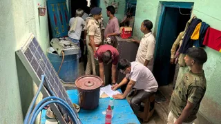 नवादा में मुर्गी फार्म ठगी: 12 लाख के धोखेबाज मुर्शिद अंसारी के घर कुर्की-जब्ती