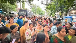 स्वास्थ्य मंत्री सुबोध उनियाल के मयुना कालोनी आवास के बाहर नर्सिंग बेरोजगार।
