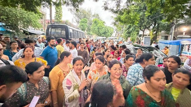 देहरादून में नर्सिंग बेरोजगारों का हल्लाबोल: भारी बारिश के बीच स्वास्थ्य मंत्री के आवास कूच, पुलिस ने रोका