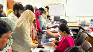 महागामा अंचल कार्यालय में कैंप। फोटो जागरण