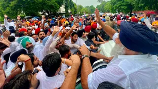 एसआईटी के समक्ष पेशी के बाद बाहर आए अकाली दल अध्यक्ष सुखबीर बादल पार्टी वर्करों से मिलते हुए।