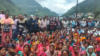 केतन हत्याकांड को लेकर नाबालिग के साथ हुए दुष्कर्म के मामले में सड़क पर प्रदर्शन करते ग्रामीण।