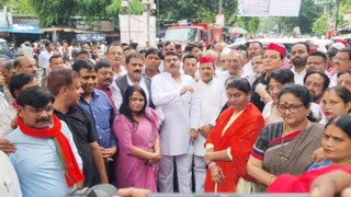 कलेक्ट्रेट पर प्रदर्शन करते सपा कार्यकर्ता