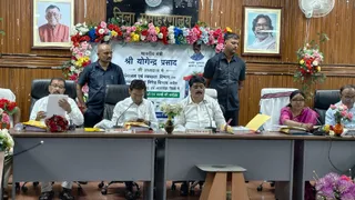 दुमका में पेयजल विभाग की योजनाओं की समीक्षा करते मंत्री योगेंद्र प्रसाद। (फोटो: जागरण)