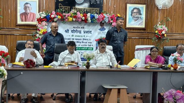 दुमका में मंत्री ने की जलापूर्ति योजनाओं की समीक्षा, समय पर काम नहीं करने वाले ठेकेदारों पर होगी कार्रवाई
