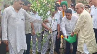 वार्ड एक में पार्क निर्माण कार्य के शुभारंभ के बाद पौधरोण करते हुए विधायक मूलचंद शर्मा और उनके साथ वार्ड पार्षद मुकेश डागर। सौ- पीआरओ