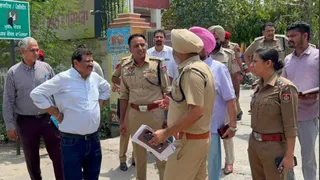 चुनाव से पहले सुरक्षा का जायजा लेते हुए पुलिस अधिकारी।