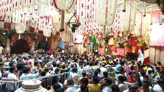 वृंदावन के ठाकुर बांकेबिहारी मंदिर में रविवार को फूलबंगला में विराजित ठाकुर बांकेबिहारी के दर्शन करते श्रद्धालु। - फोटो: जागरण।