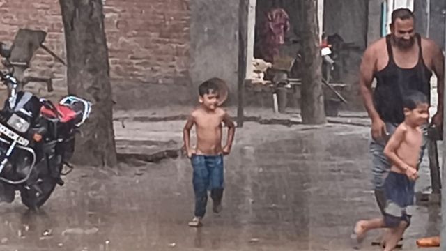Weather Update: बारिश ने गर्मी की निकाली हवा, तीन दिनों में 5 डिग्री नीचे आया पारा