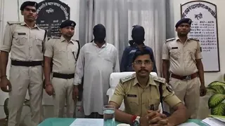गिरफ्तार आरोपियों के साथ पुलिस। फोटो जागरण