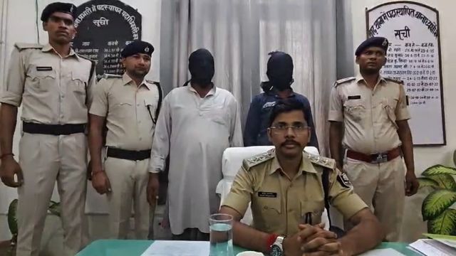 पटना में 25 हजार के इनामी मुन्ना यादव के घर छापामारी, पिता और भाई अवैध हथियार के साथ गिरफ्तार
