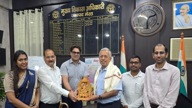 CDO की कुर्सी, 33 साल पुरानी यादें और आशीर्वाद: मेरठ में UP के मुख्य सचिव एसपी गोयल के भावुक पल