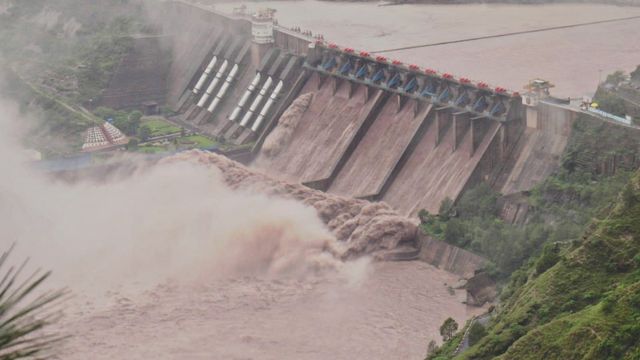 रियासी में बारिश का कहर, माहौर-चसाना में नदी-नाले उफनाए, सड़कें टूटीं, सलाल डैम के भी गेट खुले

