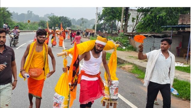 गिरिडीह से सुल्तानगंज और फिर बाबा धाम की पदयात्रा, सनातन के प्रचार के लिए कंधे पर 51 लीटर जल लेकर निकले विराट 

