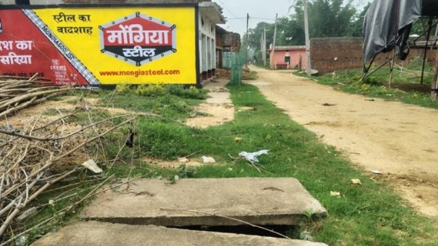 श्रावणी मेला 2026: बांका के कांवड़िया पथ पर अब तक नहीं बिछी बालू, रास्ते पर बह रहा नाले का गंदा पानी
