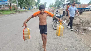 पुरकाजी से कांवड़ लेकर गुजरता हुआ कांवड़िया तनिष्क। जागरण