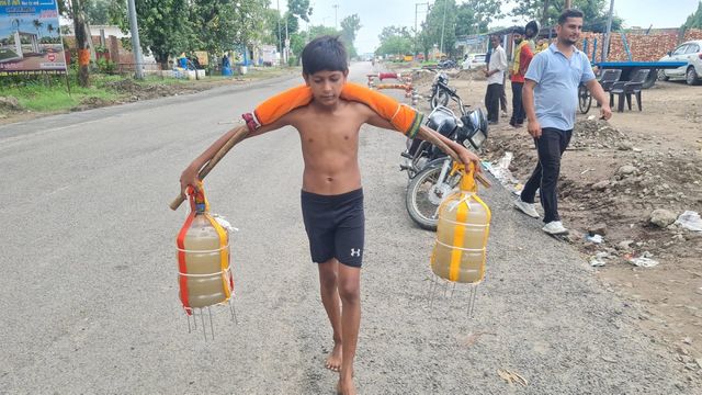 Kanwar Yatra: 'पापा ठीक हो जाएं...' दिल्ली के 9 साल के तनिष्क ने इस कामना के साथ 21 लीटर जल लेकर शुरू की कांवड़ यात्रा