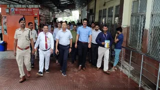 कोडरमा स्टेशन का निरीक्षण करती टीम। जागरण
